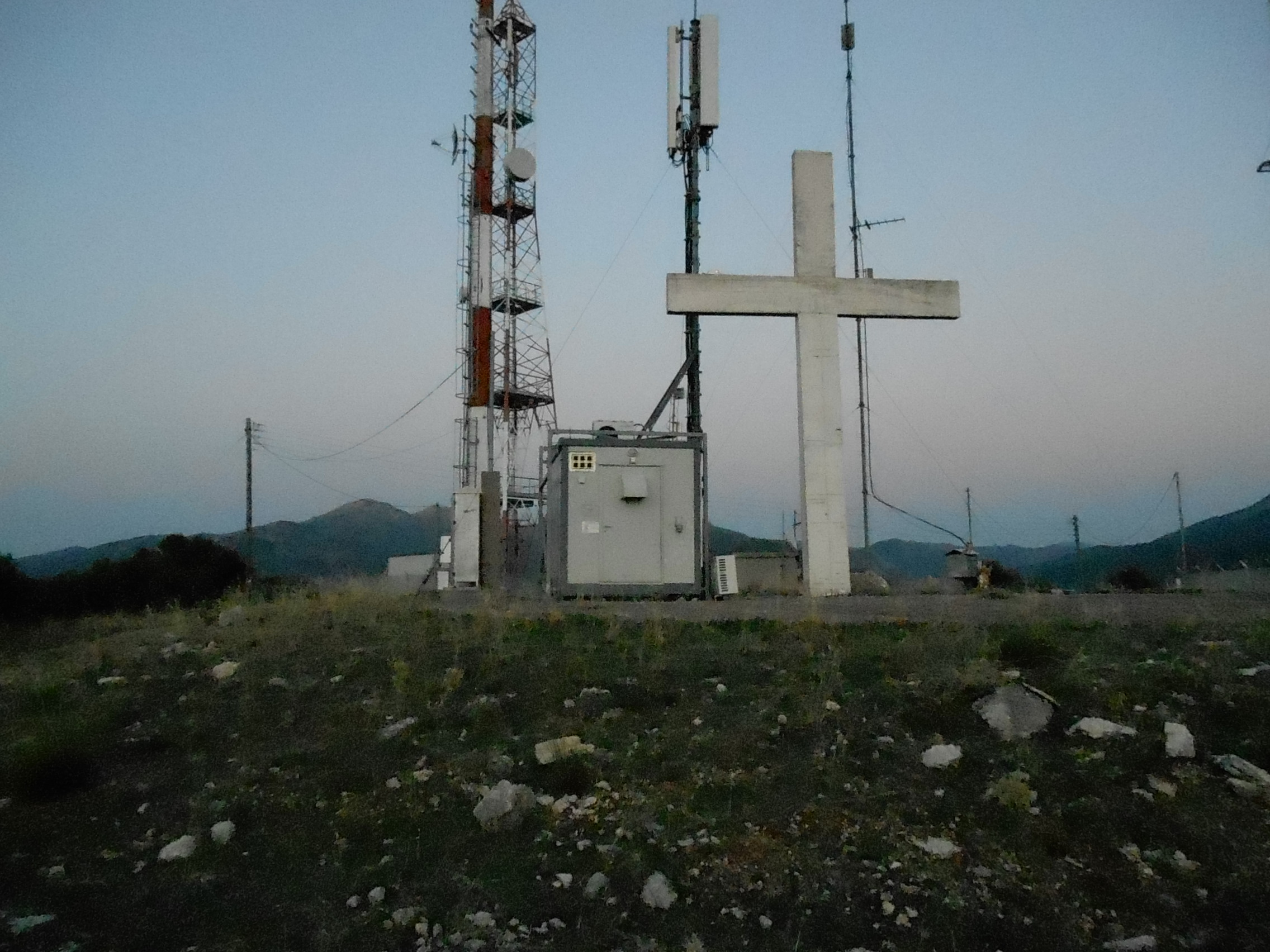 Ο Σταυρός με τις κεραίες στο ομώνυμο ύψωμα