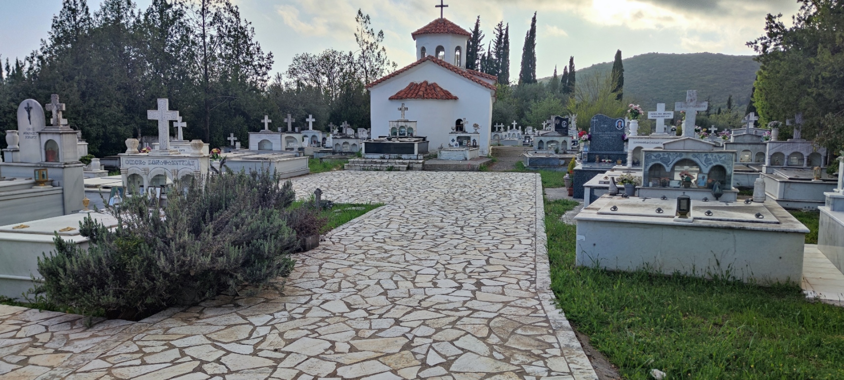 Κεντρικός διάδρομος κοιμητηρίου Σταυροδρομίου