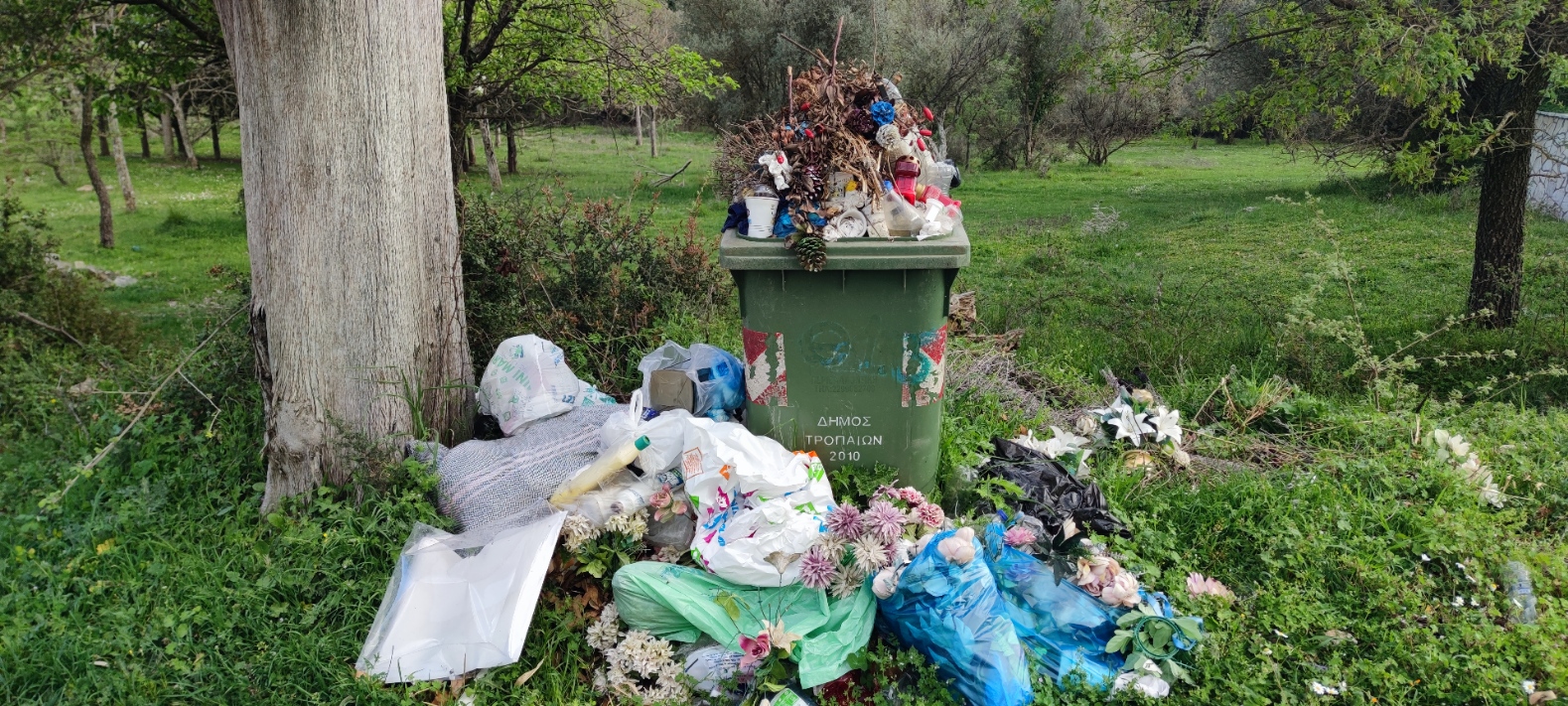 Κάδος έξω από το κοιμητήριο χωρίς αποκομιδή