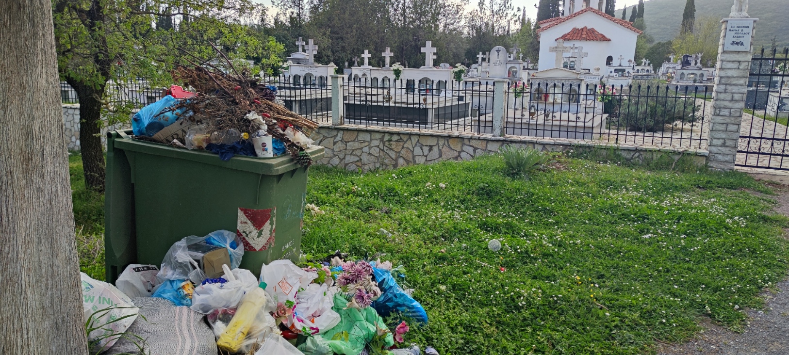 Κάδος με την ένδειξη Δήμος Τροπαίων 2010 που ξεχειλίζει από σκουπίδια