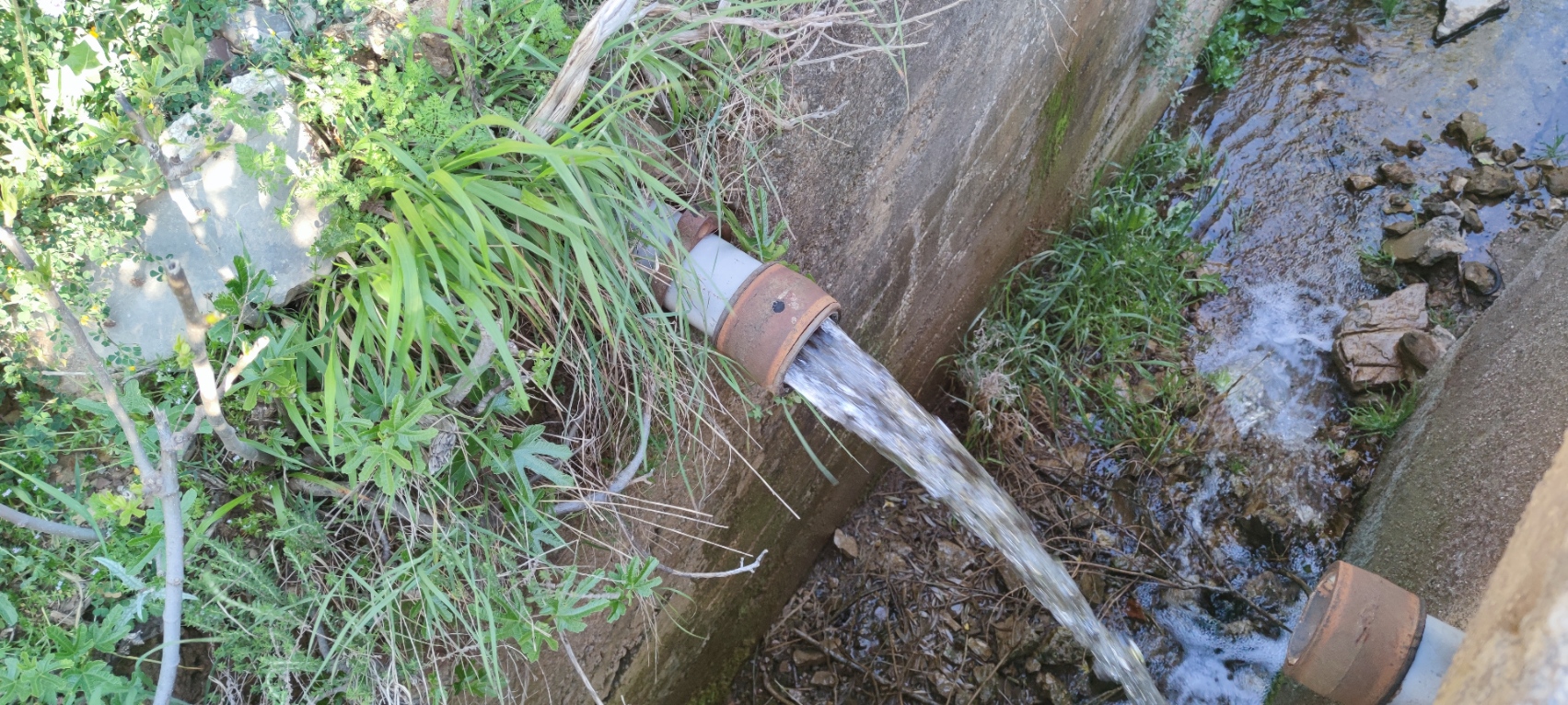 Αγωγός νερού δίπλα στη δεξαμενή – η παροχή δεν οδηγεί στη δεξαμενή