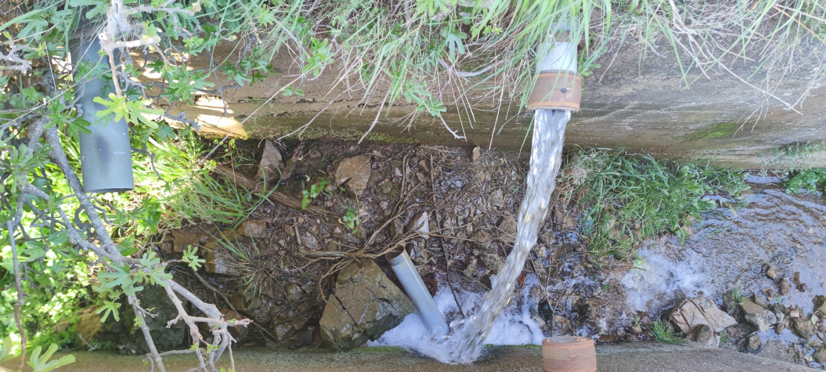 Νερό έξω από το περίβλημα της δεξαμενής σε μόνιμη ροή