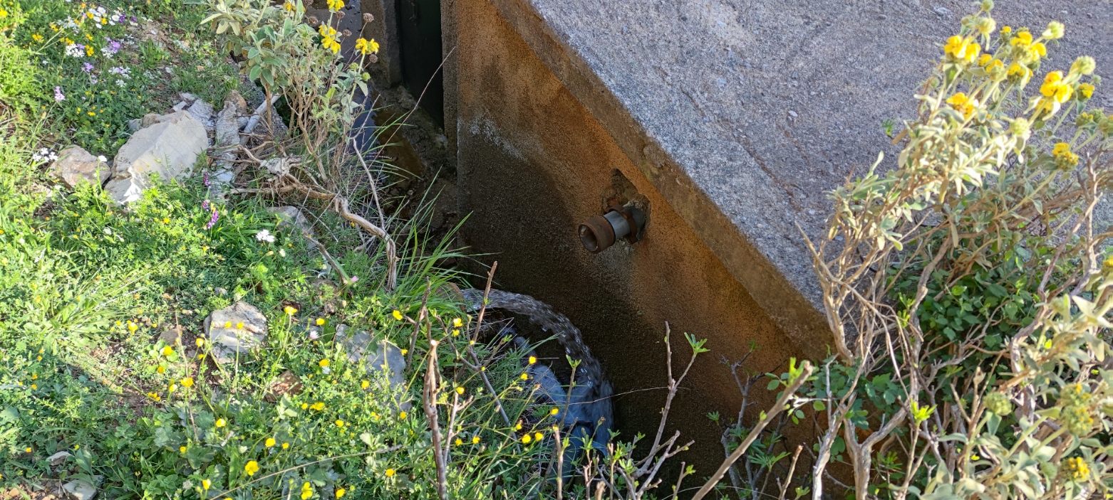 Εκροή νερού στο πρανές με κατεύθυνση προς το ρέμα