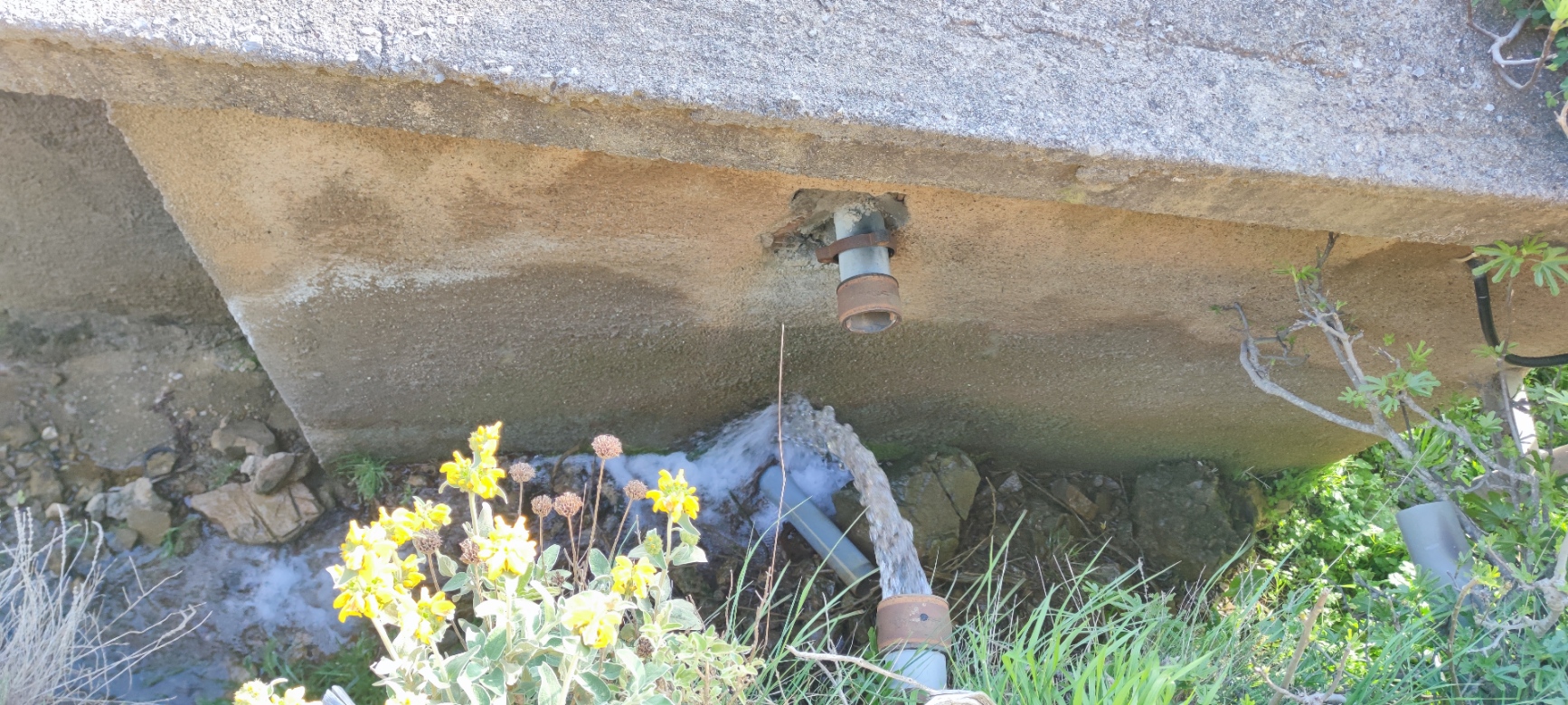 Κατάληξη της ροής σε φυσικό ρέμα κάτω από τη δεξαμενή