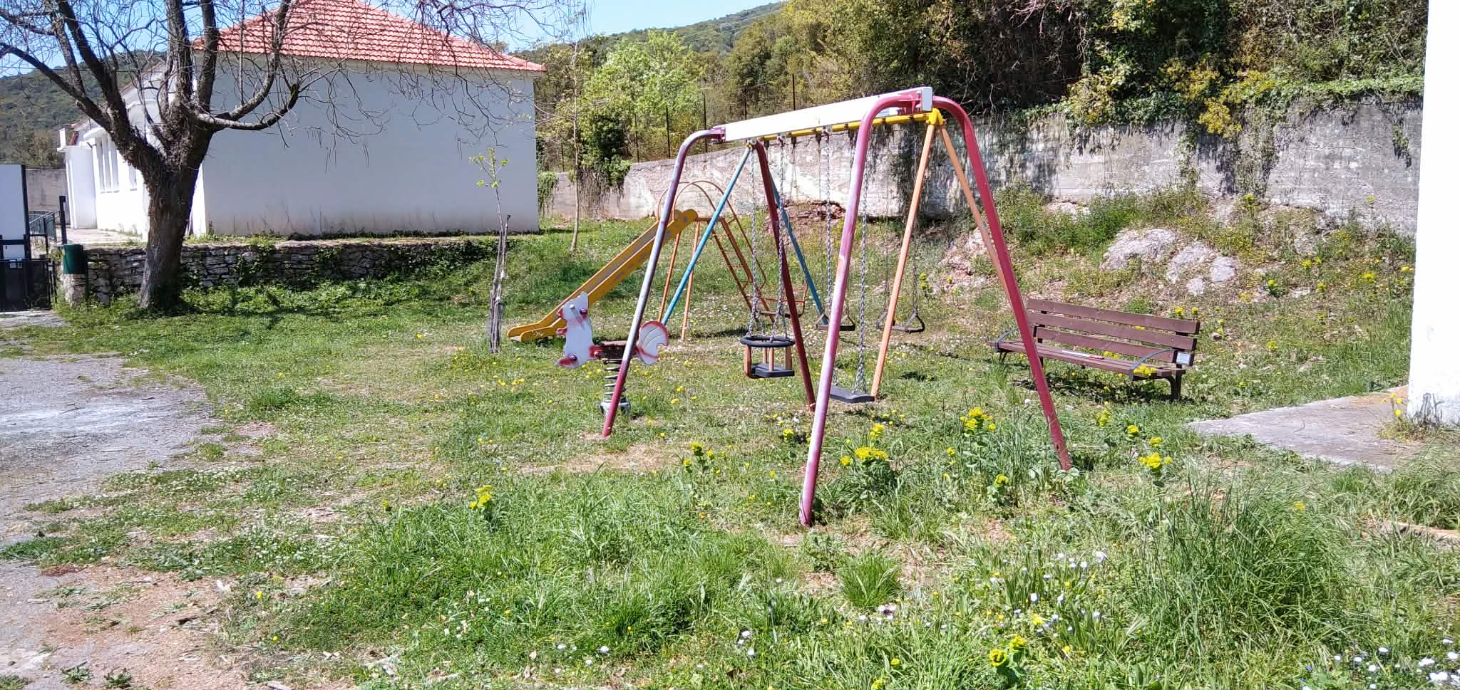 Η αυλή του δημοτικού σχολείου Σταυροδρομίου