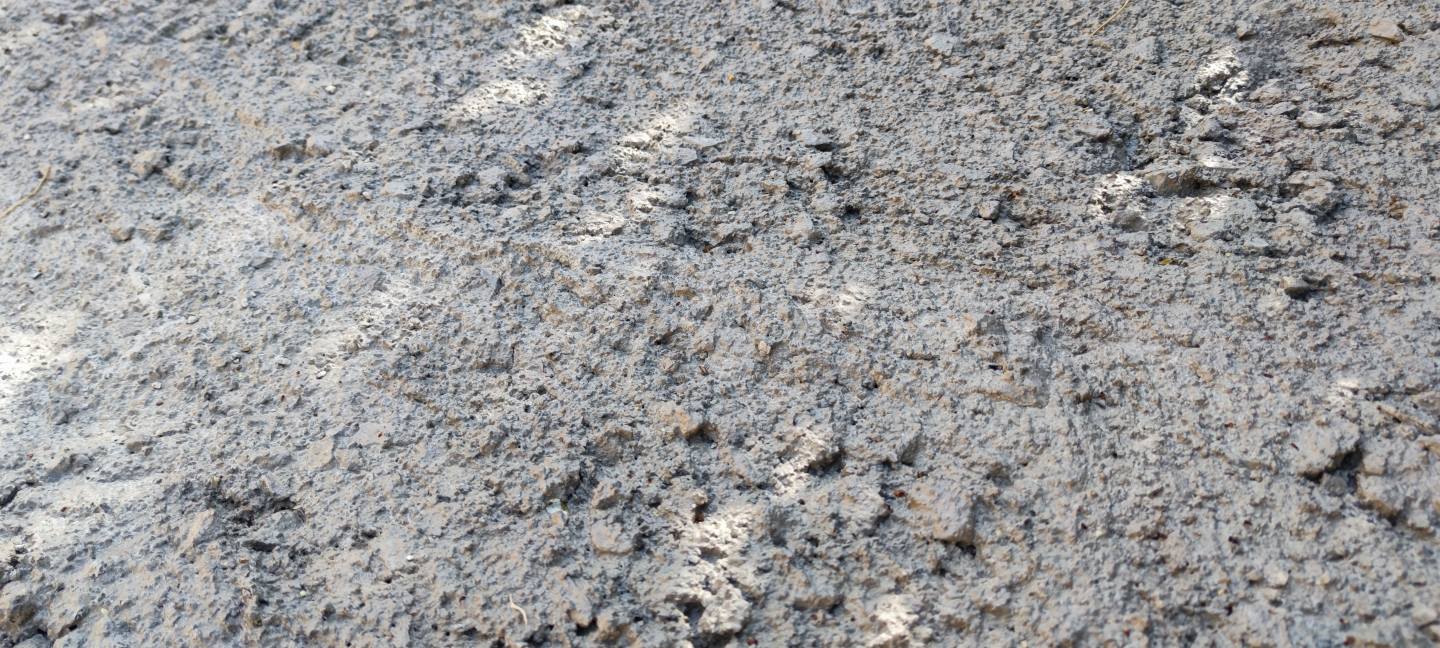 Σημείο όπου η τσιμεντόστρωση ακουμπά σε παλαιότερο φθαρμένο υπόστρωμα