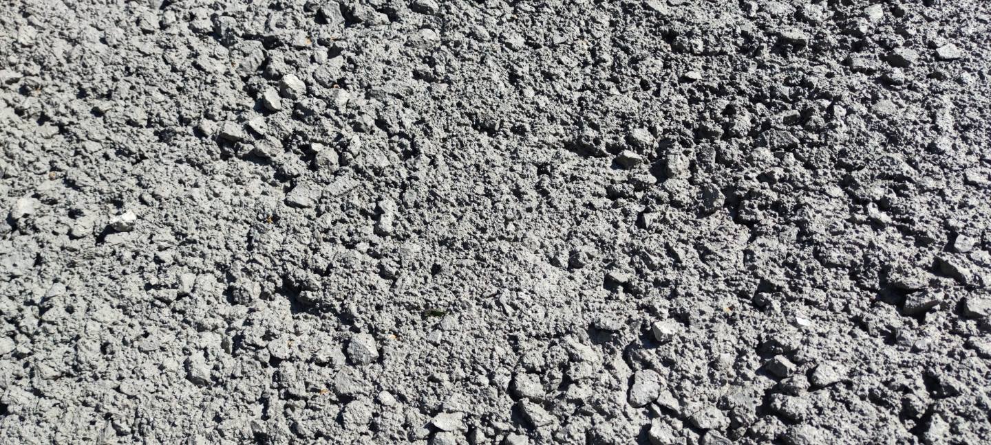 Άποψη από άλλο σημείο της τσιμεντόστρωσης με εμφανείς ανομοιομορφίες